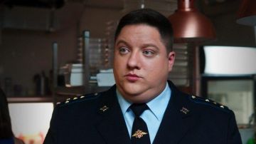 Актер Роман Попов, которого многие зрители запомнили по харизматичной роли Мухича в комедийном сериале «Полицейский с Рублевки», умер в возрасте 40 лет после рецидива рака мозга