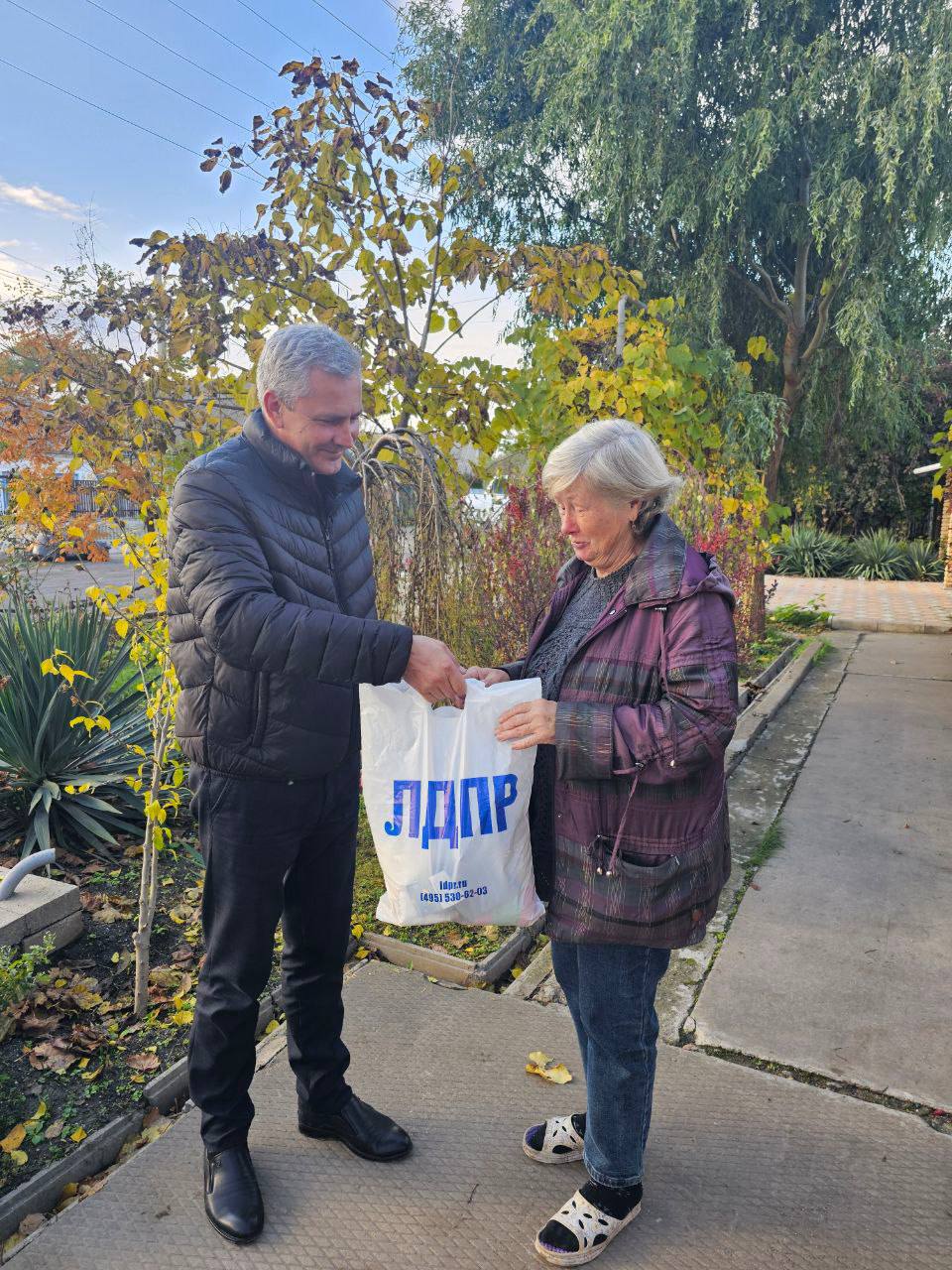 Поздравляем с Днём бабушек и дедушек! Поздравляем с Днём бабушек и дедушек!