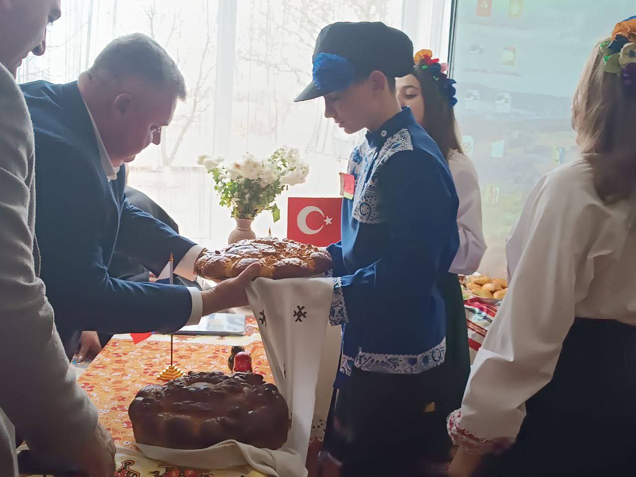 Волшебный фестиваль дружбы народов в Нижнеторгаивской школе!