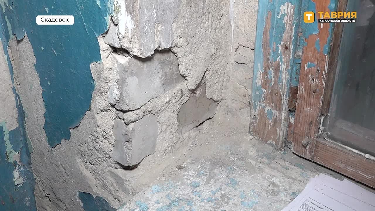 Глава Скадовского округа Александр Дудка встретился с жителями общежития "Золотая Нива", у которых накопился долг за услуги водоснабжения