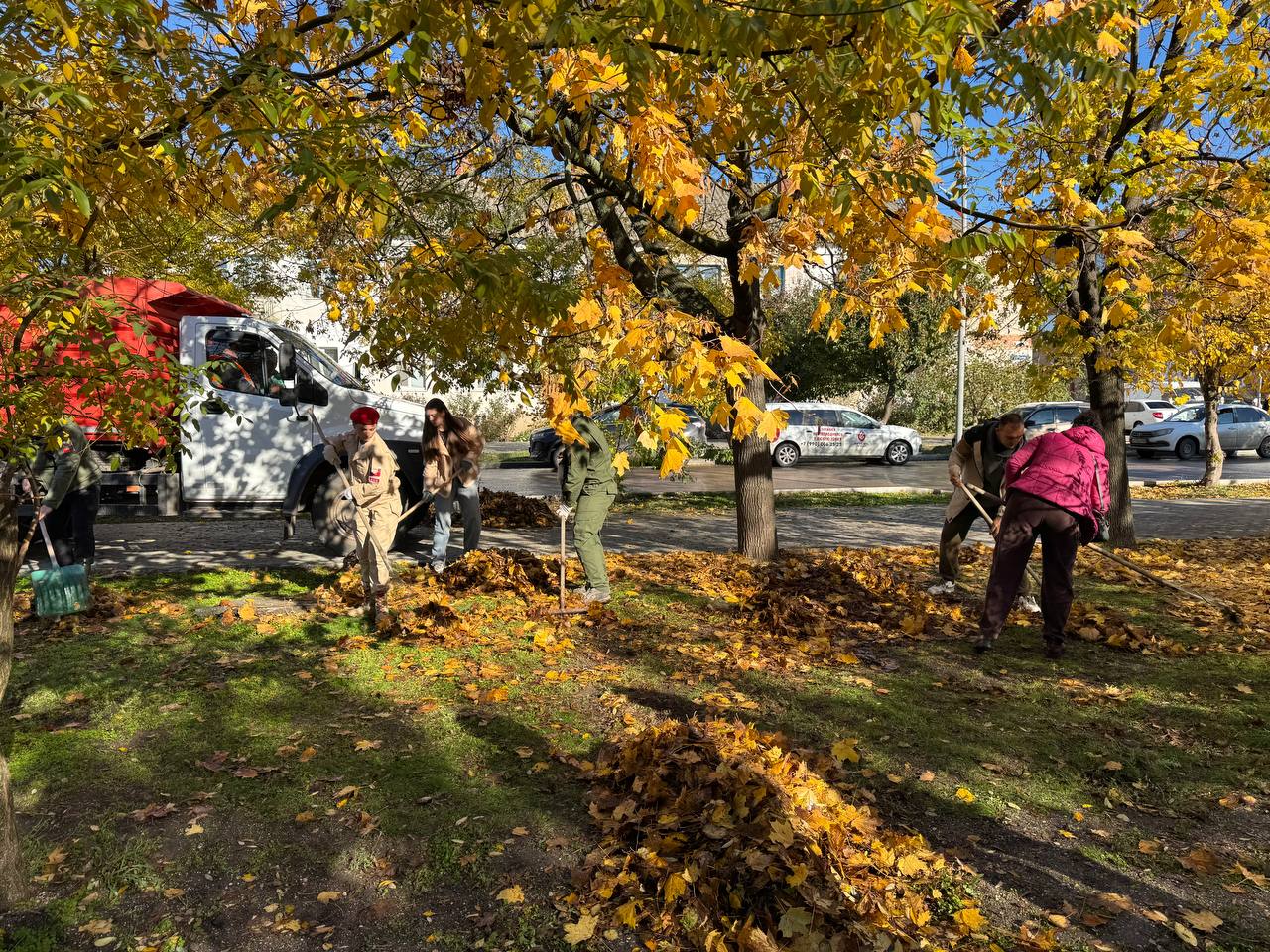 Субботник в сквере Воинской Славы: готовимся к годовщине освобождения Геническа Субботник в сквере Воинской Славы: готовимся к годовщине освобождения Геническа