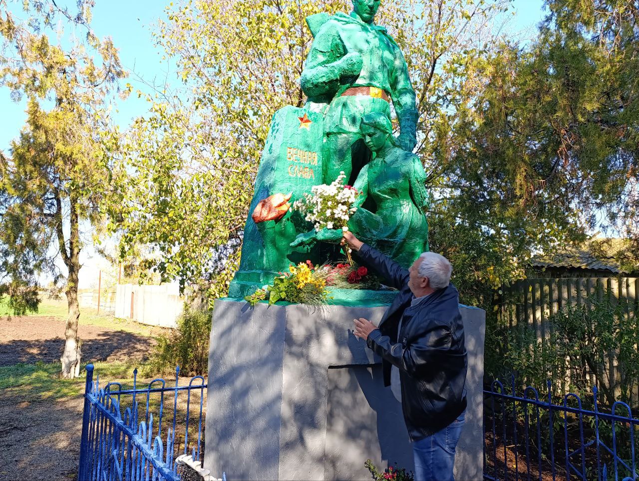 В селе Азовское почтили память освободителей В селе Азовское почтили память освободителей