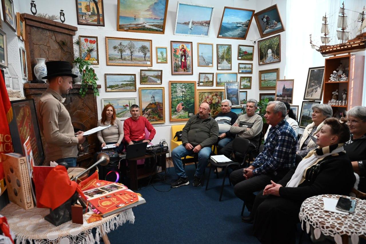 «Не расстанусь с комсомолом, буду вечно молодым»: в Скадовске отметили День комсомола