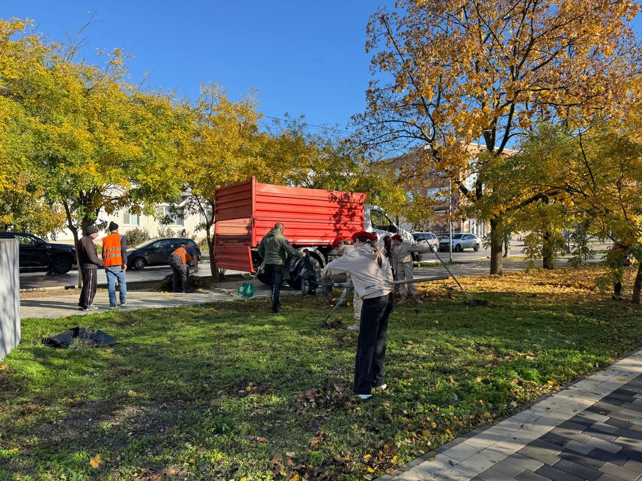 Субботник в сквере Воинской Славы: готовимся к годовщине освобождения Геническа Субботник в сквере Воинской Славы: готовимся к годовщине освобождения Геническа