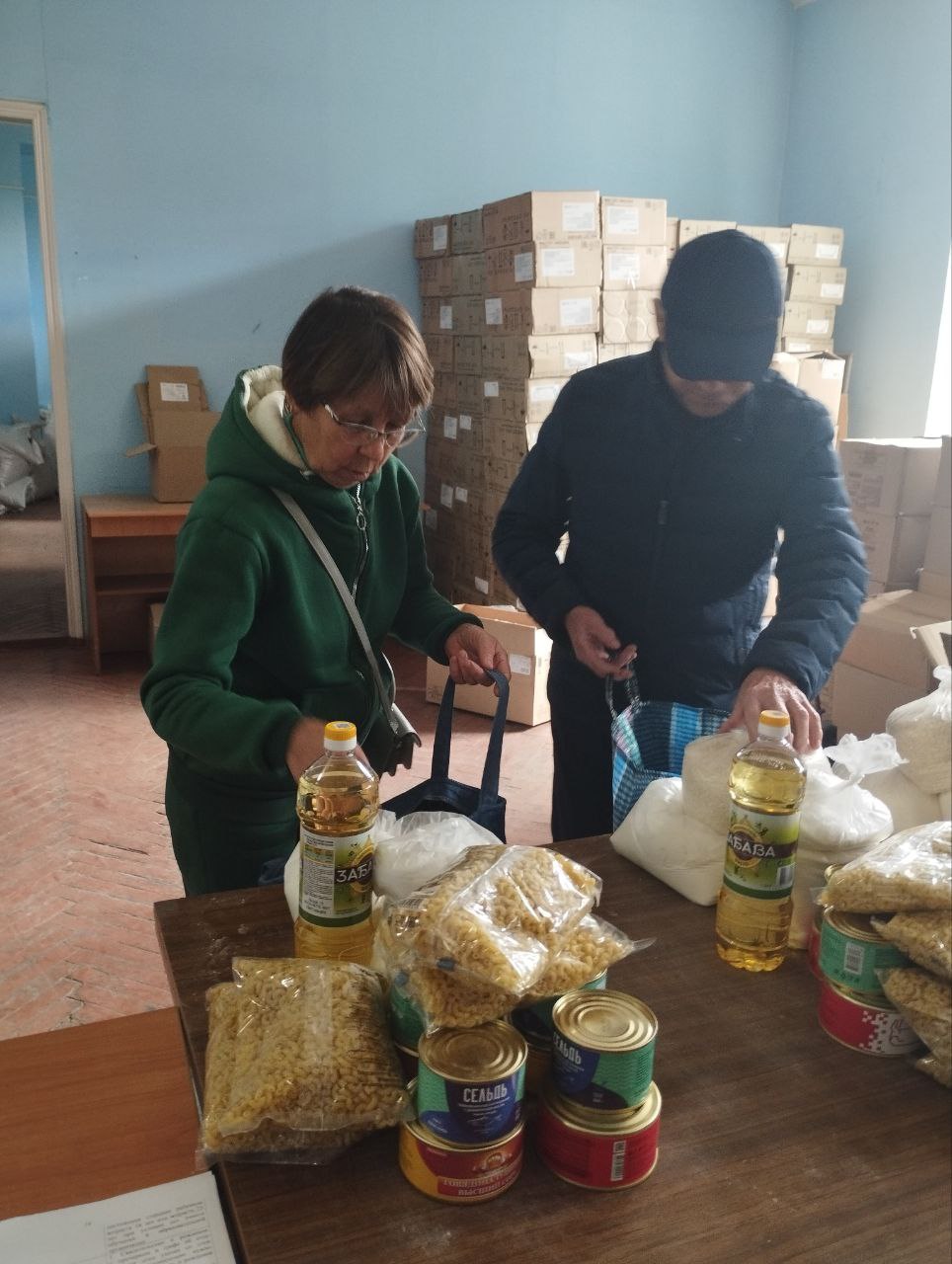 В администрации Великолепетихского округа продолжается выдача гуманитарной помощи