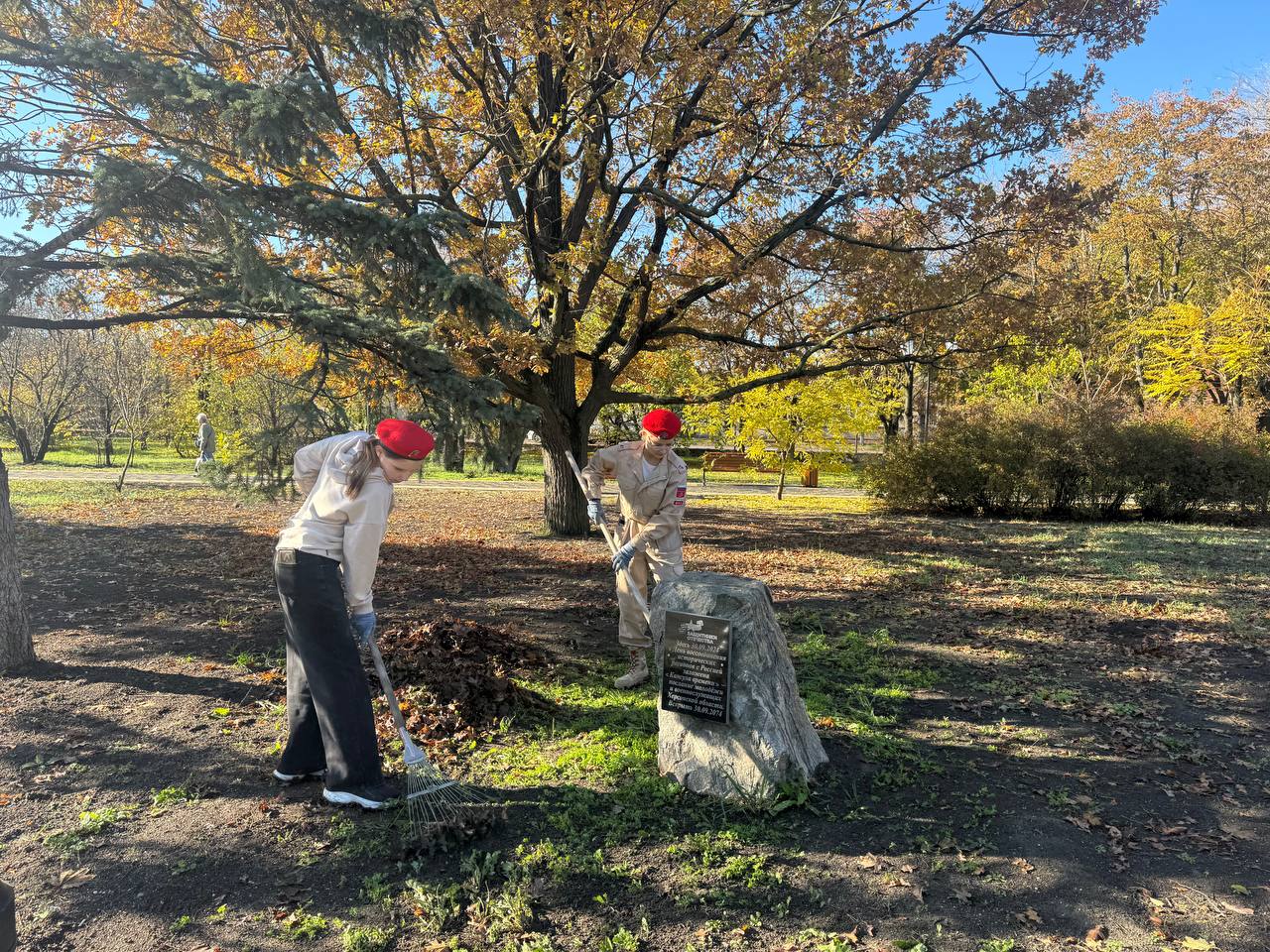 Субботник в сквере Воинской Славы: готовимся к годовщине освобождения Геническа Субботник в сквере Воинской Славы: готовимся к годовщине освобождения Геническа