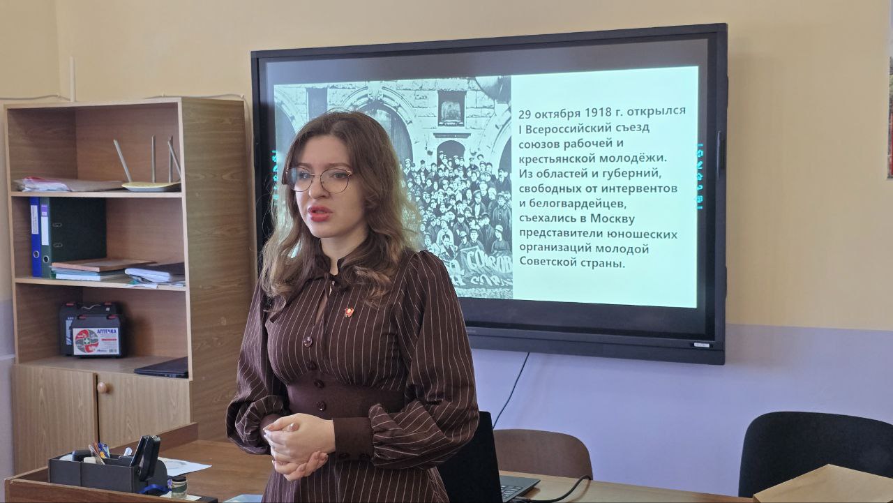 В Геническом строительном колледже лидер ЛКСМ Амина Шабанова провела лекцию, посвященную 107-й годовщине комсомола В Геническом строительном колледже лидер ЛКСМ Амина Шабанова провела лекцию, посвященную 107-й годовщине комсомола