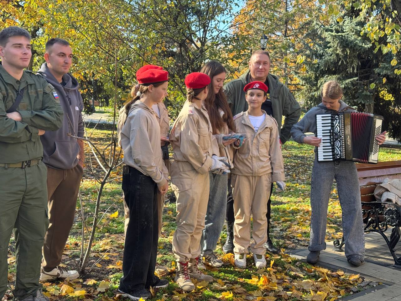 Субботник в сквере Воинской Славы: готовимся к годовщине освобождения Геническа Субботник в сквере Воинской Славы: готовимся к годовщине освобождения Геническа
