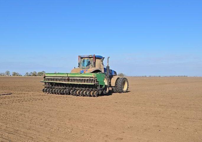 Аграрии Каховского округа завершают посев озимых зерновых культур