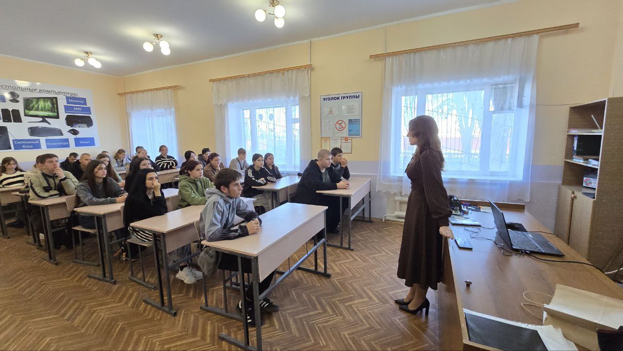 В Геническом строительном колледже лидер ЛКСМ Амина Шабанова провела лекцию, посвященную 107-й годовщине комсомола В Геническом строительном колледже лидер ЛКСМ Амина Шабанова провела лекцию, посвященную 107-й годовщине комсомола