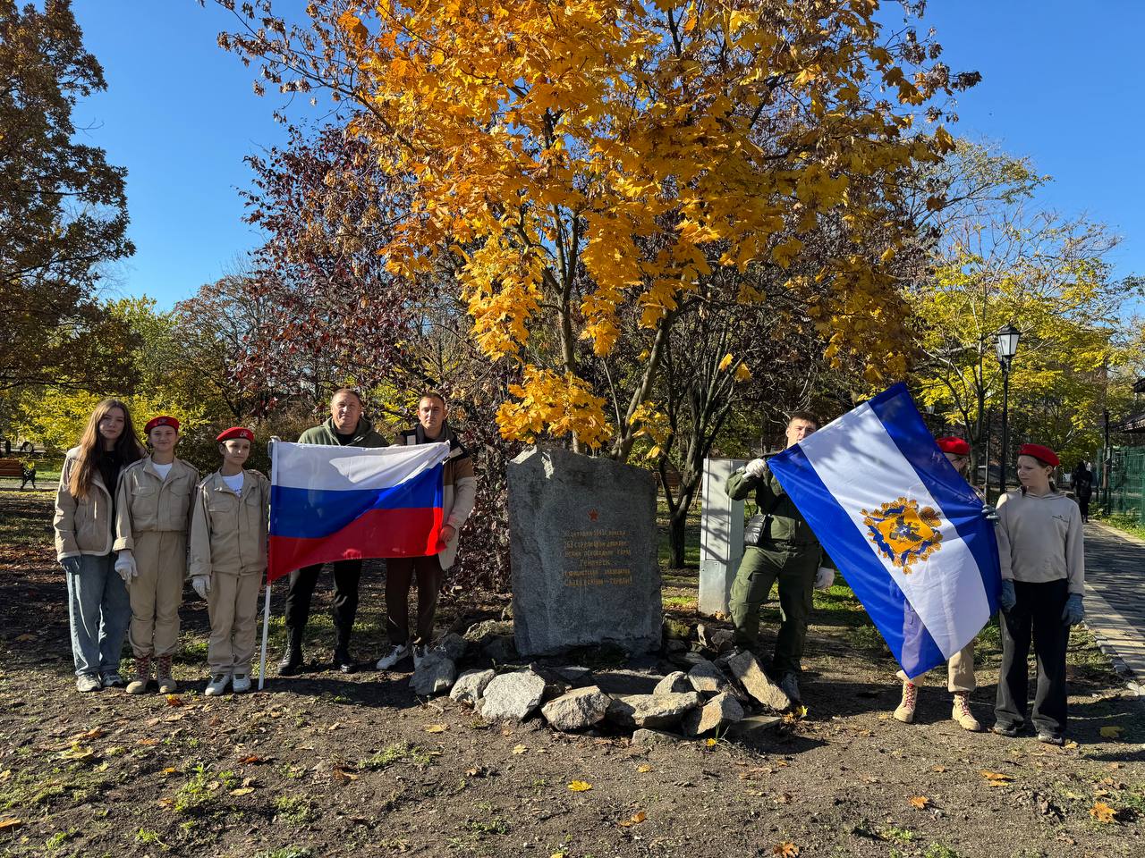 Субботник в сквере Воинской Славы: готовимся к годовщине освобождения Геническа Субботник в сквере Воинской Славы: готовимся к годовщине освобождения Геническа