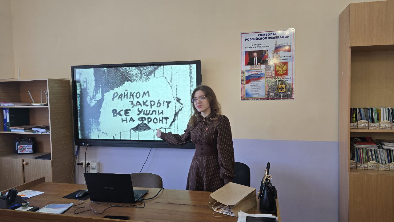 В Геническом строительном колледже лидер ЛКСМ Амина Шабанова провела лекцию, посвященную 107-й годовщине комсомола В Геническом строительном колледже лидер ЛКСМ Амина Шабанова провела лекцию, посвященную 107-й годовщине комсомола