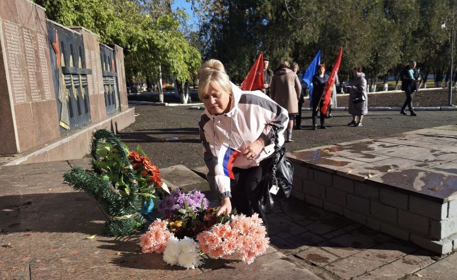 Надежда Бабешко: В Ивановке ко Дню освобождения посёлка от немецко-фашистских захватчиков состоялось возложение цветов к мемориалу памяти воинов, павших в годы Великой Отечественной войны Надежда Бабешко: В Ивановке ко Дню освобождения посёлка от немецко-фашистских захватчиков состоялось возложение цветов к мемориалу памяти воинов, павших в годы Великой Отечественной войны