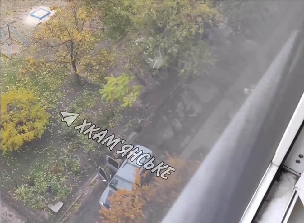 В Каменском Днепропетровской области зафиксирован ещё один случай принудительной Земобилизации: трое сотрудников ТЦК насильно заталкивали мужчину в микроавтобус, сообщают очевидцы