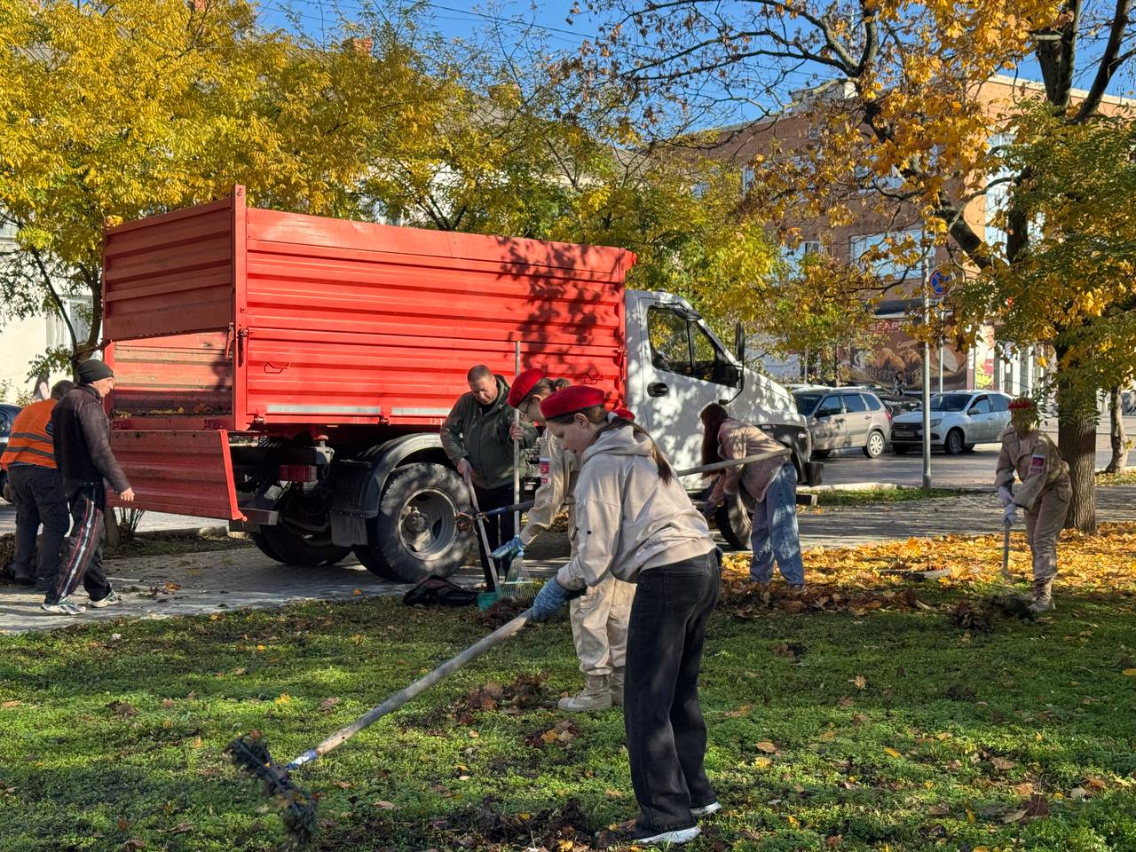 Субботник в сквере Воинской Славы: готовимся к годовщине освобождения Геническа Субботник в сквере Воинской Славы: готовимся к годовщине освобождения Геническа