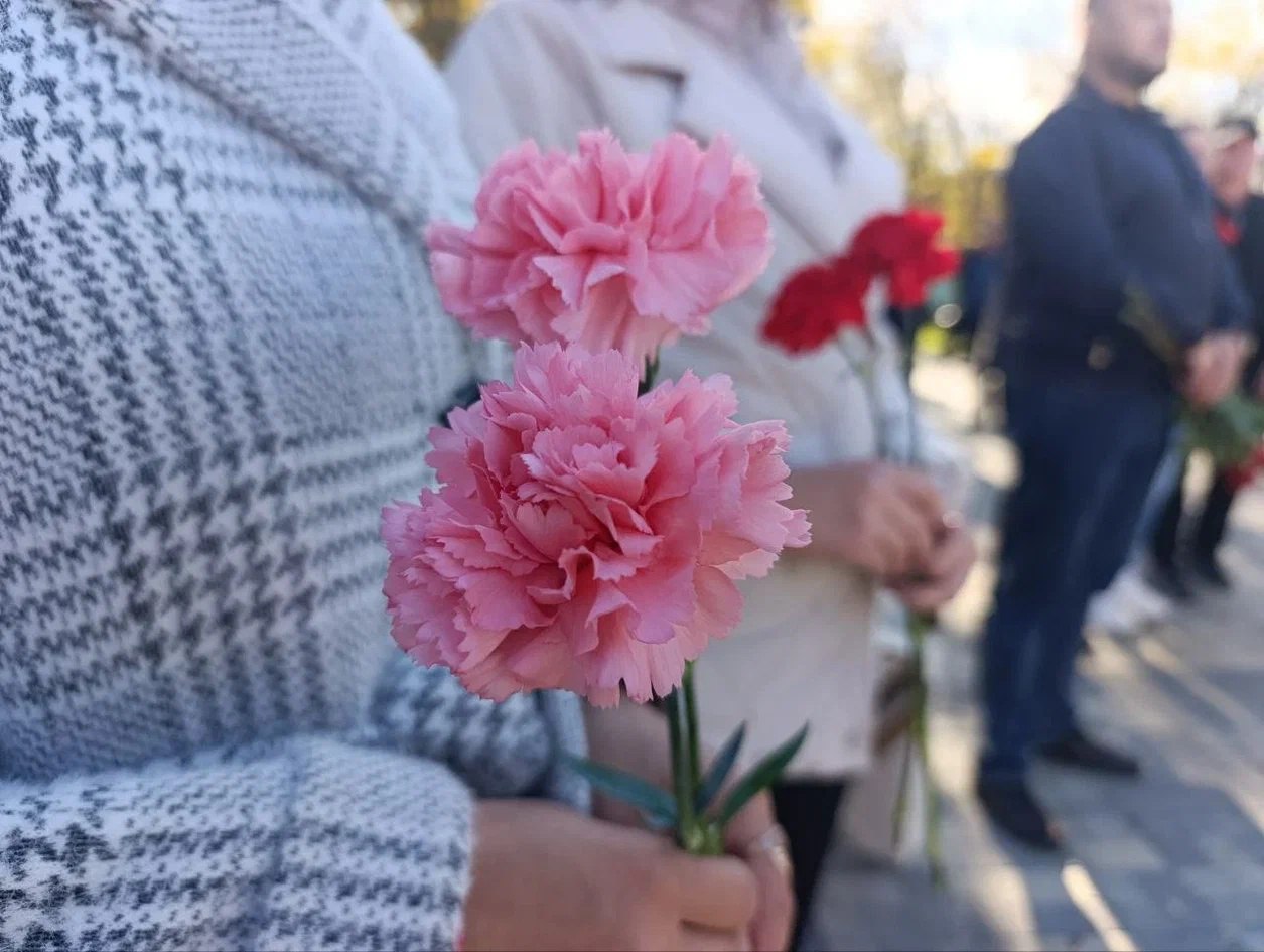 Торжественное собрание «Священна память о защитниках Родины», приуроченное ко Дню освобождения города от немецко-фашистских захватчиков, состоялось в Геническом парке культуры и отдыха у памятника Неизвестному солдату Торжественное собрание «Священна память о защитниках Родины», приуроченное ко Дню освобождения города от немецко-фашистских захватчиков, состоялось в Геническом парке культуры и отдыха у памятника Неизвестному солдату