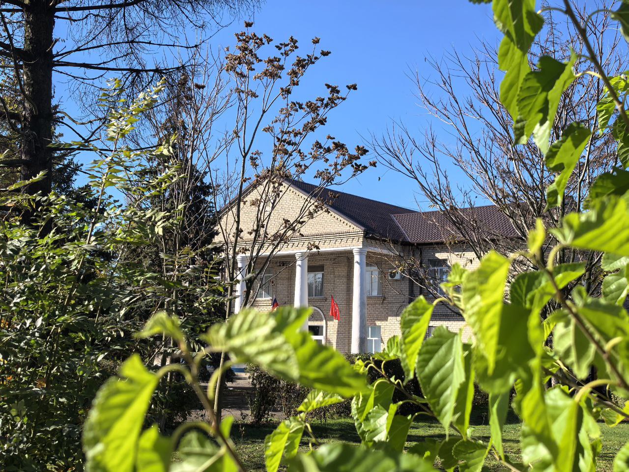 Благодаря нацпроекту "Семья" в селе Григорьевка Чаплинского округа обновляется Дом культуры, рассказал Владимир Сальдо