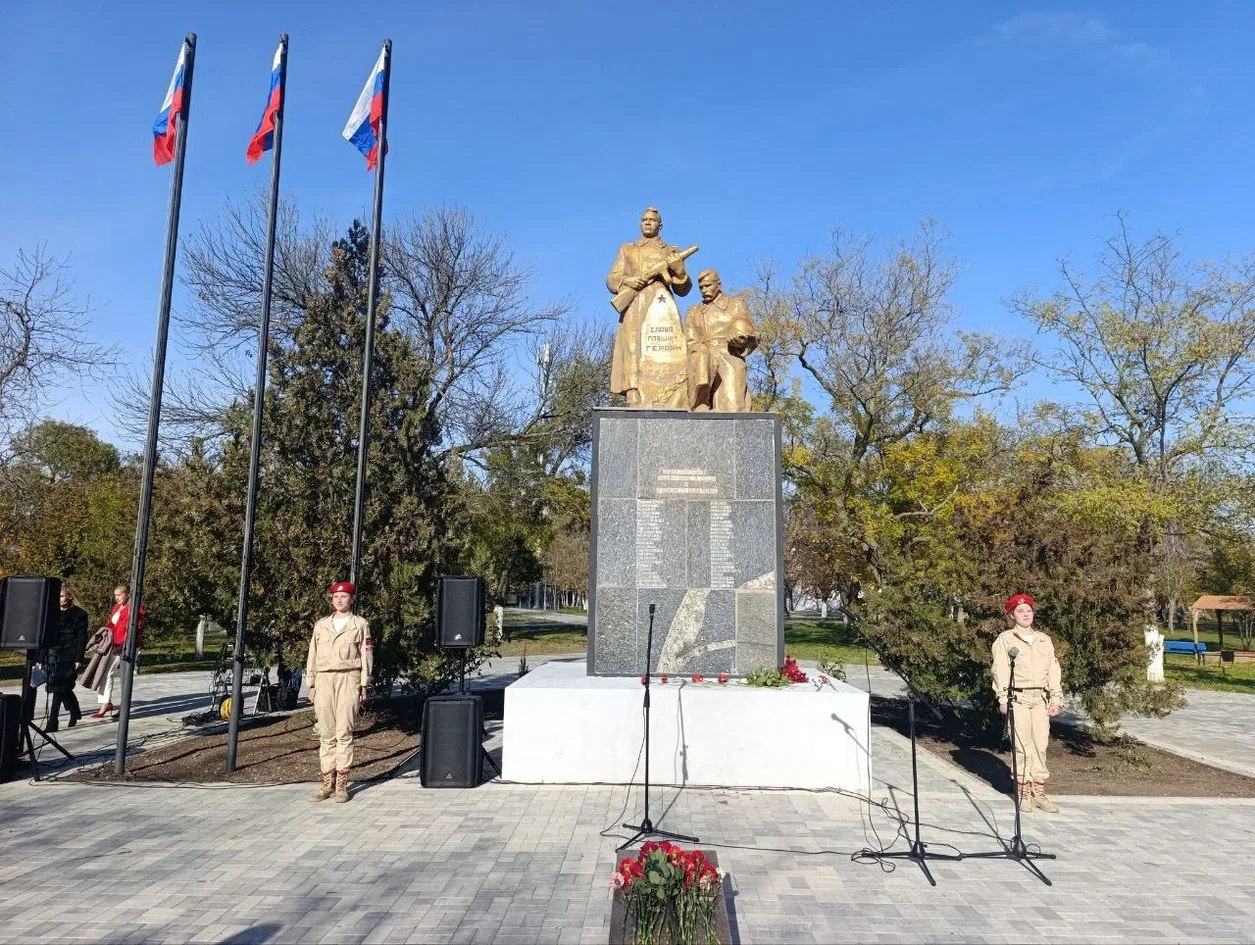 Торжественное собрание «Священна память о защитниках Родины», приуроченное ко Дню освобождения города от немецко-фашистских захватчиков, состоялось в Геническом парке культуры и отдыха у памятника Неизвестному солдату Торжественное собрание «Священна память о защитниках Родины», приуроченное ко Дню освобождения города от немецко-фашистских захватчиков, состоялось в Геническом парке культуры и отдыха у памятника Неизвестному солдату