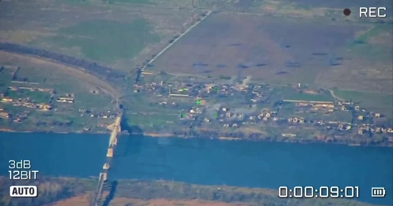 Енот из Херсона: Кадры ударов по Антоновскому мосту