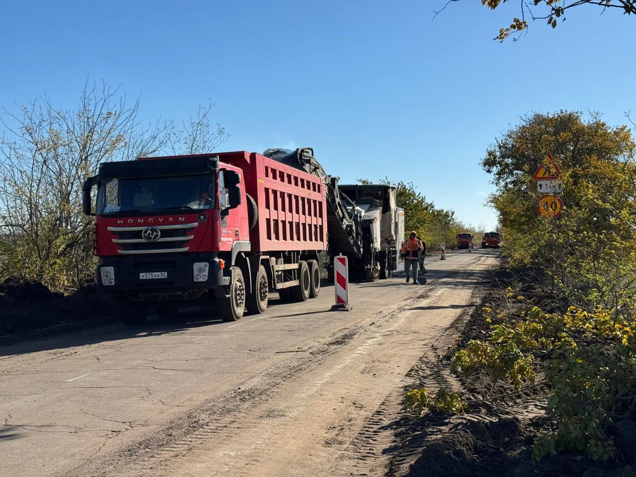 На участке трассы "Новософиевка – Петровка" приступили к укладке выравнивающего слоя дорожного покрытия