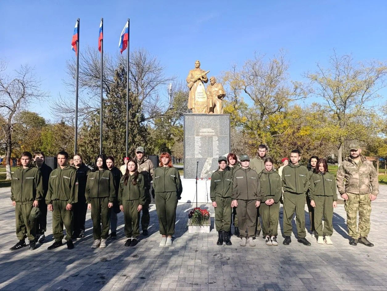 Торжественное собрание «Священна память о защитниках Родины», приуроченное ко Дню освобождения города от немецко-фашистских захватчиков, состоялось в Геническом парке культуры и отдыха у памятника Неизвестному солдату Торжественное собрание «Священна память о защитниках Родины», приуроченное ко Дню освобождения города от немецко-фашистских захватчиков, состоялось в Геническом парке культуры и отдыха у памятника Неизвестному солдату