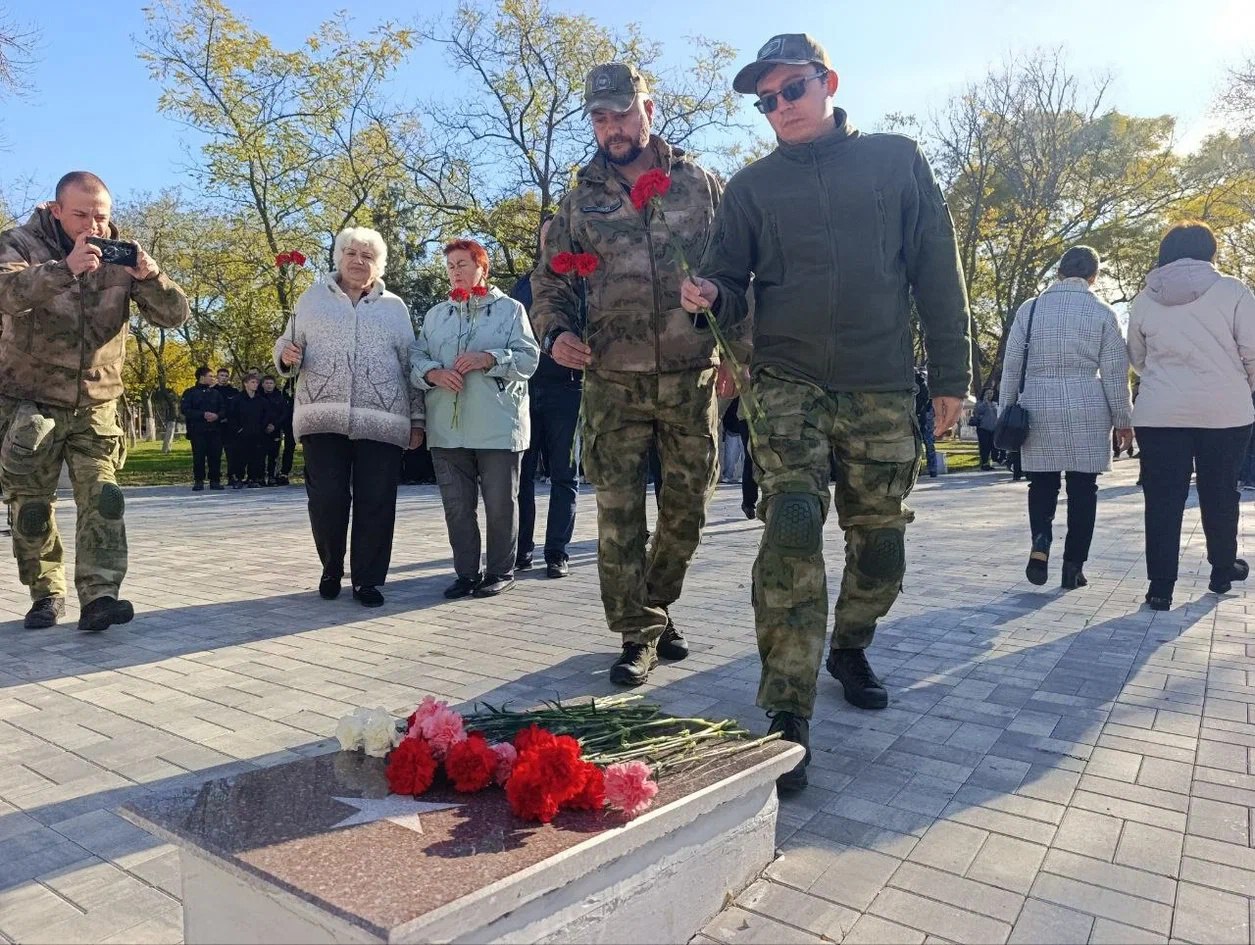 Торжественное собрание «Священна память о защитниках Родины», приуроченное ко Дню освобождения города от немецко-фашистских захватчиков, состоялось в Геническом парке культуры и отдыха у памятника Неизвестному солдату Торжественное собрание «Священна память о защитниках Родины», приуроченное ко Дню освобождения города от немецко-фашистских захватчиков, состоялось в Геническом парке культуры и отдыха у памятника Неизвестному солдату