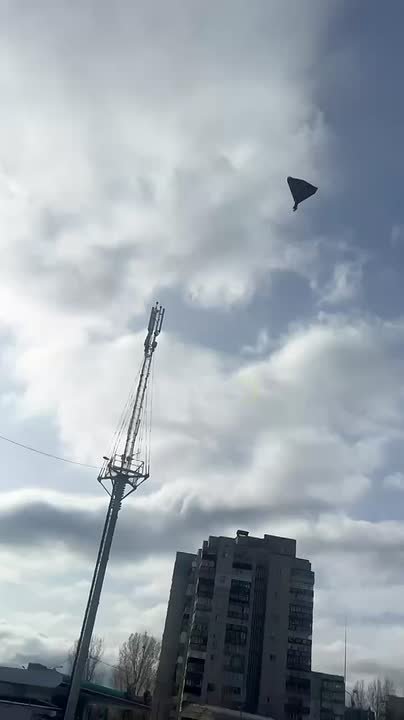 Момент удара по заправке сегодня в Сумах…