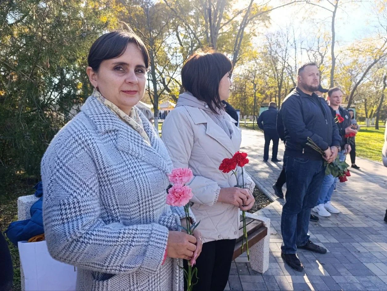 Торжественное собрание «Священна память о защитниках Родины», приуроченное ко Дню освобождения города от немецко-фашистских захватчиков, состоялось в Геническом парке культуры и отдыха у памятника Неизвестному солдату Торжественное собрание «Священна память о защитниках Родины», приуроченное ко Дню освобождения города от немецко-фашистских захватчиков, состоялось в Геническом парке культуры и отдыха у памятника Неизвестному солдату