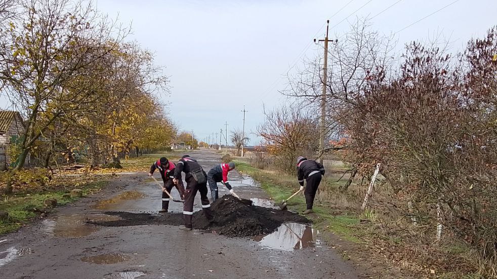 Наши коммунальщики продолжают подсыпку ям на объездных путях у села Черноморовка Наши коммунальщики продолжают подсыпку ям на объездных путях у села Черноморовка