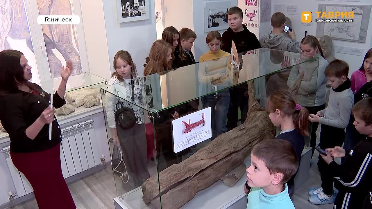 Школьники из Верхнерогачикского округа посетили Генический краеведческий музей в рамках проекта "Каникулы с Единой Россией"