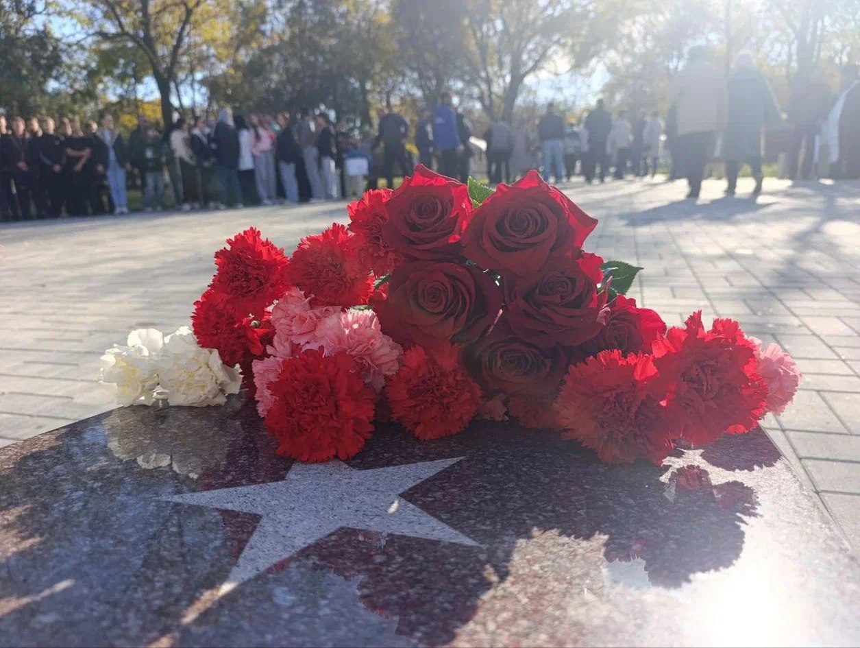 Торжественное собрание «Священна память о защитниках Родины», приуроченное ко Дню освобождения города от немецко-фашистских захватчиков, состоялось в Геническом парке культуры и отдыха у памятника Неизвестному солдату Торжественное собрание «Священна память о защитниках Родины», приуроченное ко Дню освобождения города от немецко-фашистских захватчиков, состоялось в Геническом парке культуры и отдыха у памятника Неизвестному солдату