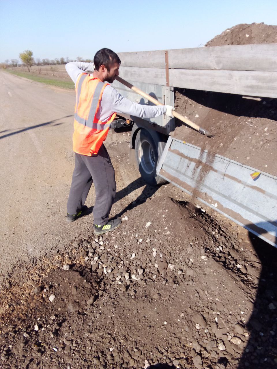 Наши коммунальщики продолжают подсыпку ям на объездных путях у села Черноморовка Наши коммунальщики продолжают подсыпку ям на объездных путях у села Черноморовка