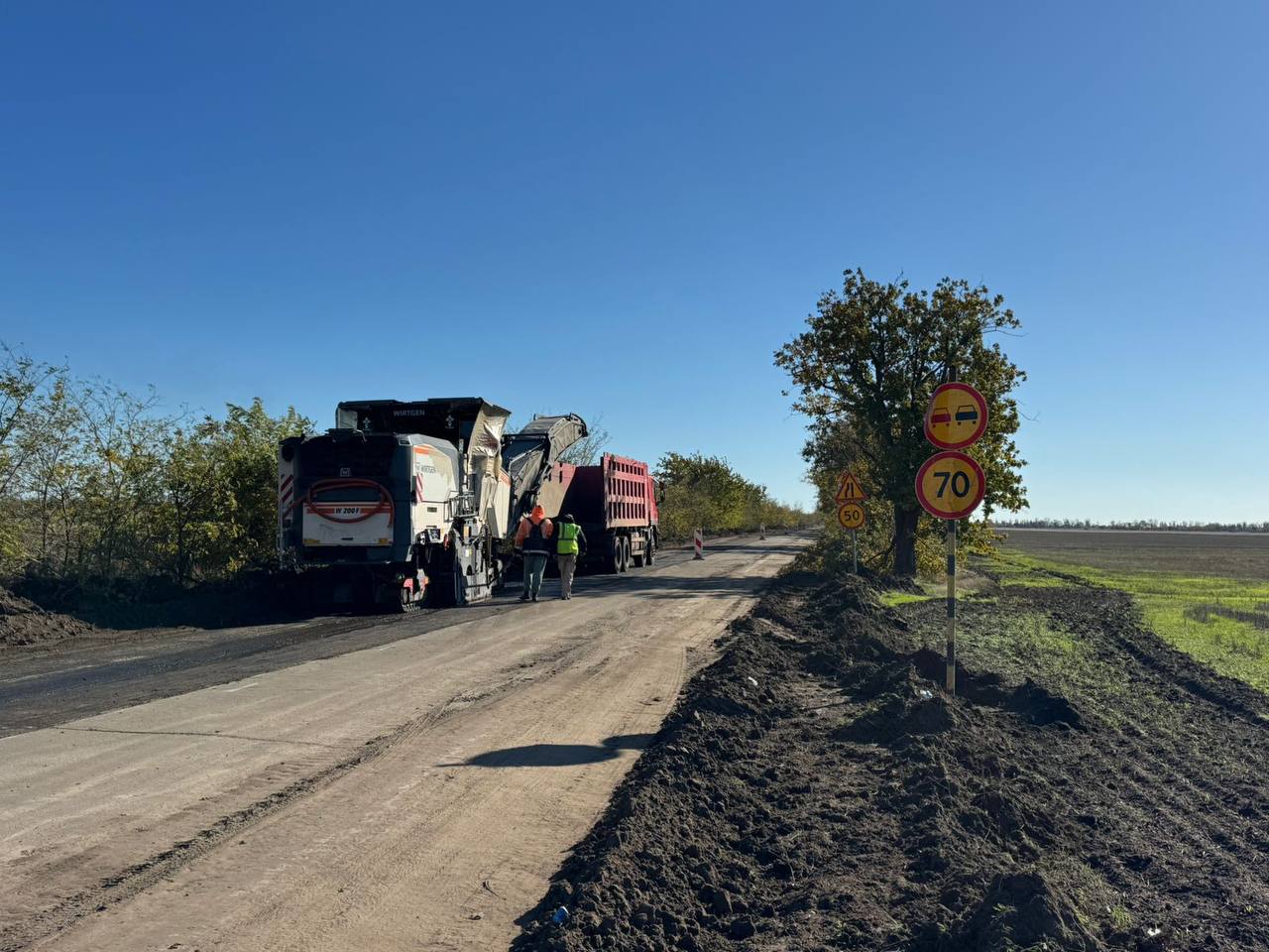 На участке трассы "Новософиевка – Петровка" приступили к укладке выравнивающего слоя дорожного покрытия На участке трассы "Новософиевка – Петровка" приступили к укладке выравнивающего слоя дорожного покрытия