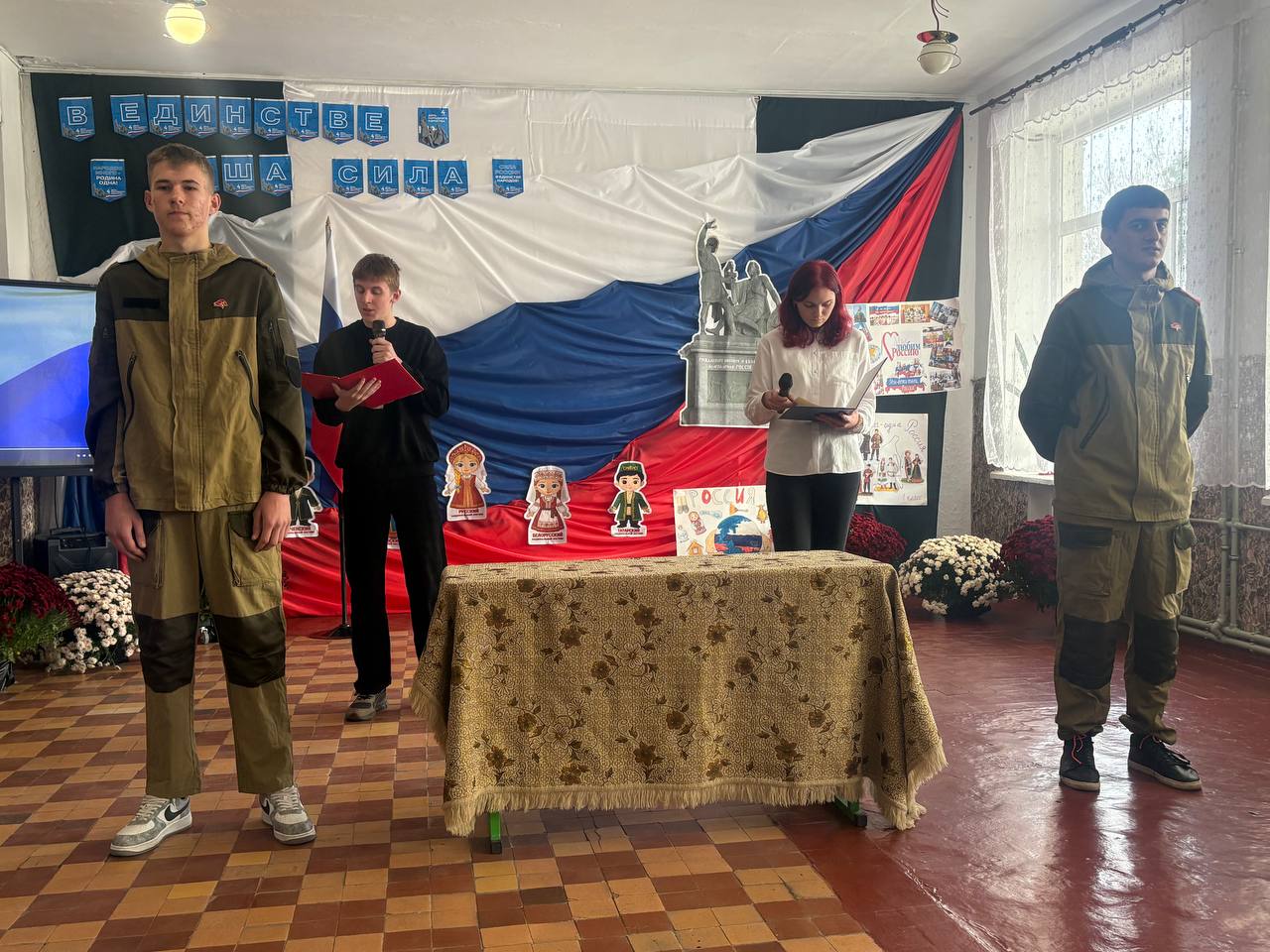 В Бехтерской школе открыли "Парту Героя" в честь главного врача Алешковской ЦРБ Владимира Харлана