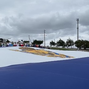 В Херсонской области в селе Геническая Горка на площади у мемориала «Защитникам Арабатской стрелки» развернули 880-метровый флаг в честь наступающего Дня народного единства