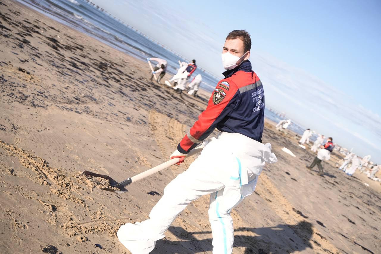 Герои чёрного моря. В преддверии Дня Чёрного моря мы вспоминаем тех, кто помогал ликвидировать последствия экологической катастрофы в Керченском проливе