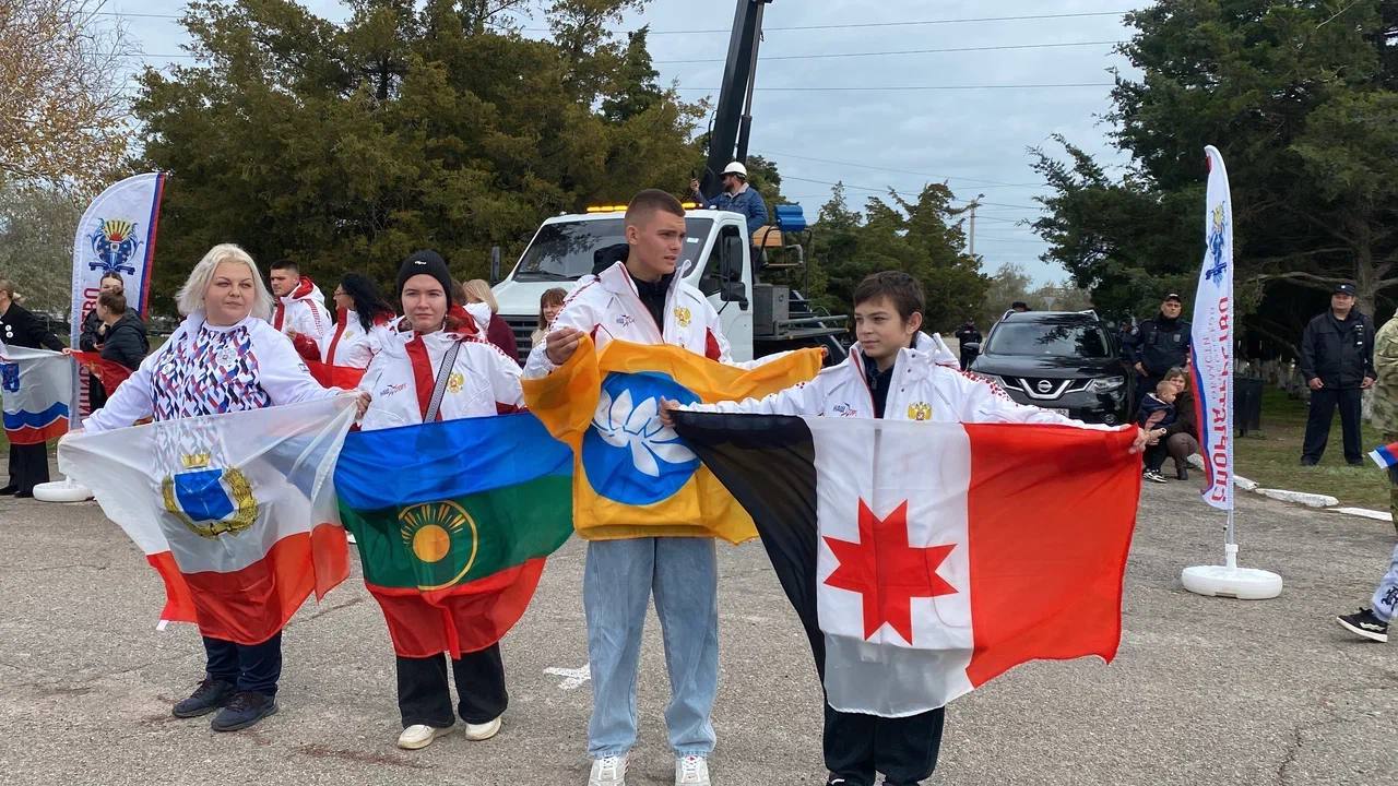 В селе Геническая горка развернули 800-метровый флаг региона В селе Геническая горка развернули 800-метровый флаг региона