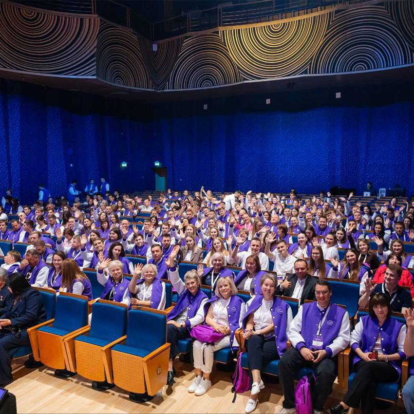 Херсонская команда КВН "Сборная ЦИК "Еноты двух морей" заняла первое место на Кубке КВН среди новых регионов России Херсонская команда КВН "Сборная ЦИК "Еноты двух морей" заняла первое место на Кубке КВН среди новых регионов России