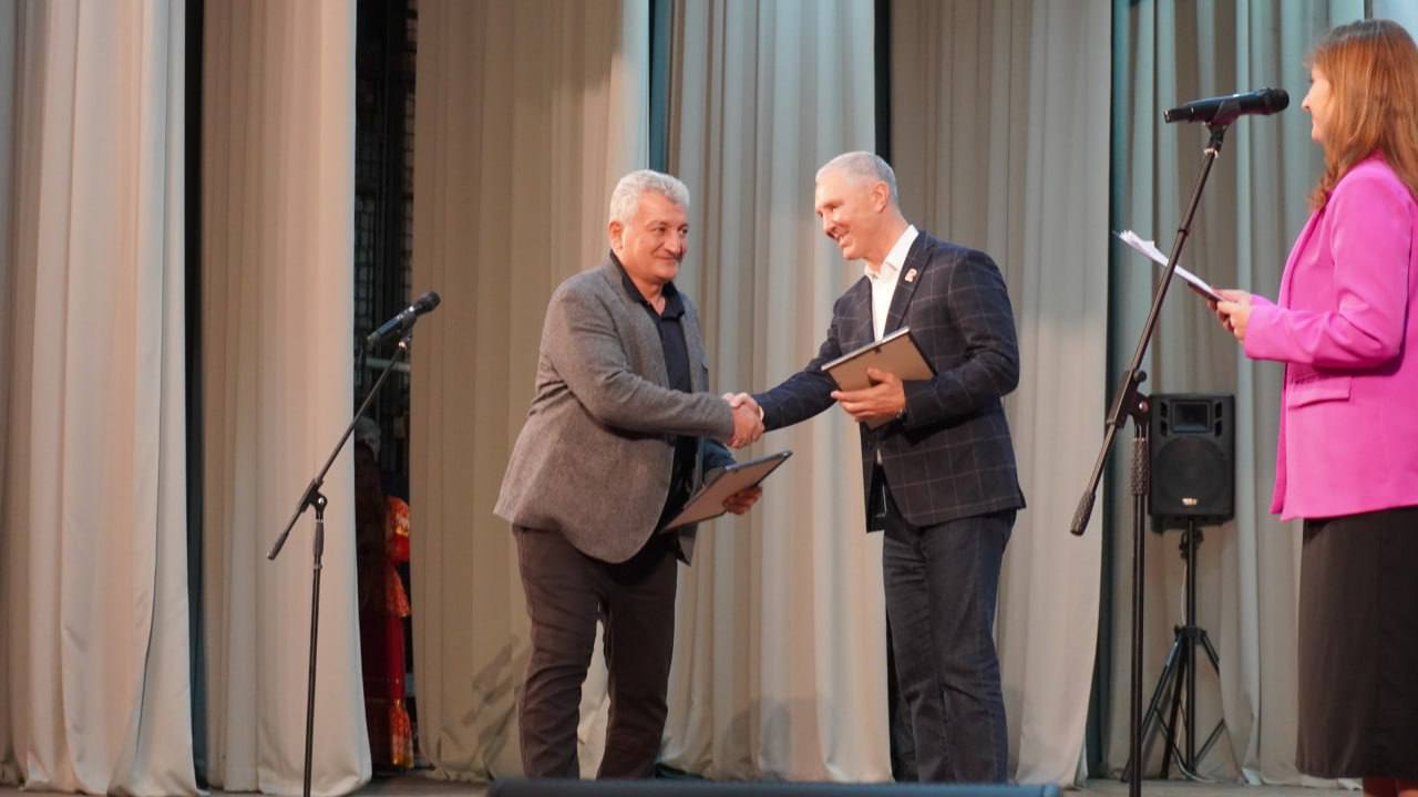 Награды — лучшим: работников агропрома поздравили с профессиональным праздником Награды — лучшим: работников агропрома поздравили с профессиональным праздником