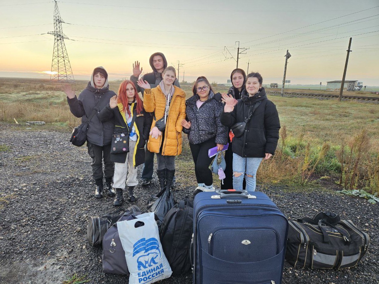 Председатель комитета Херсонской областной Думы по национальной политике, вопросам некоммерческих организаций и межрегиональным отношениям Рустем Ниметуллаев организовал трансфер добровольцев в лагерь «Курский рубеж»