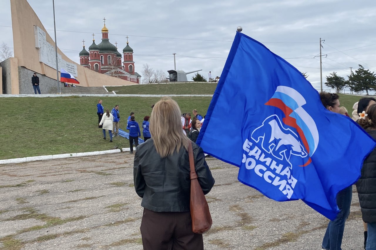 В Херсонской области развернули 880-метровый флаг в честь наступающего Дня народного единства В Херсонской области развернули 880-метровый флаг в честь наступающего Дня народного единства