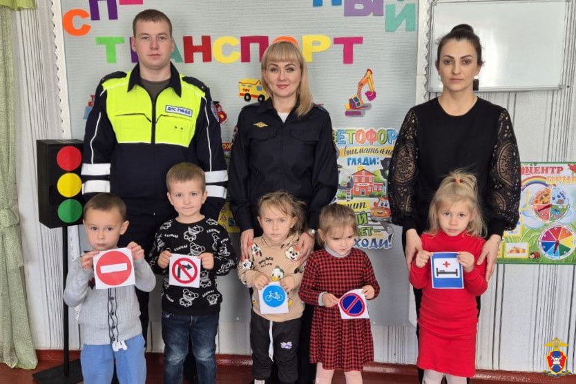 В Чаплынском округе Херсонской области сотрудники Госавтоинспекции провели профилактическое мероприятие в детском саду
