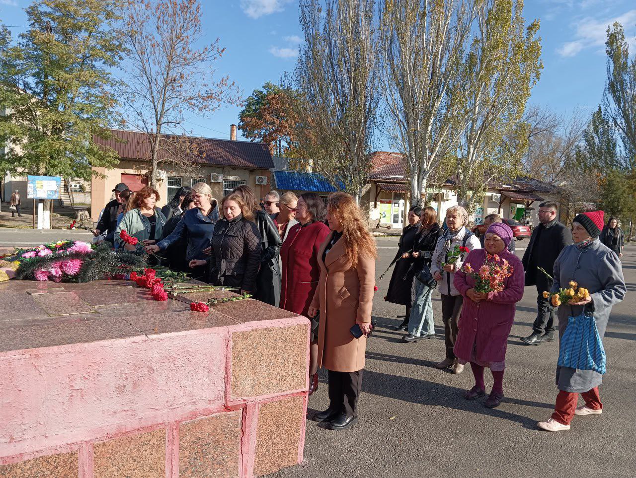 У мемориала Славы в Новотроицком прошел митинг, посвященный 82-й годовщине освобождения от немецко-фашистских захватчиков У мемориала Славы в Новотроицком прошел митинг, посвященный 82-й годовщине освобождения от немецко-фашистских захватчиков