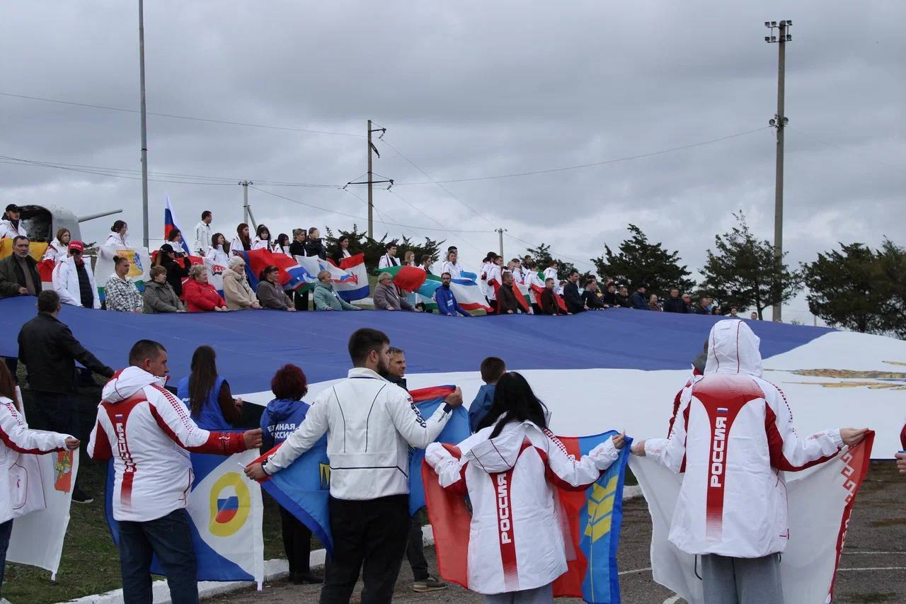 В селе Геническая горка развернули 800-метровый флаг региона В селе Геническая горка развернули 800-метровый флаг региона