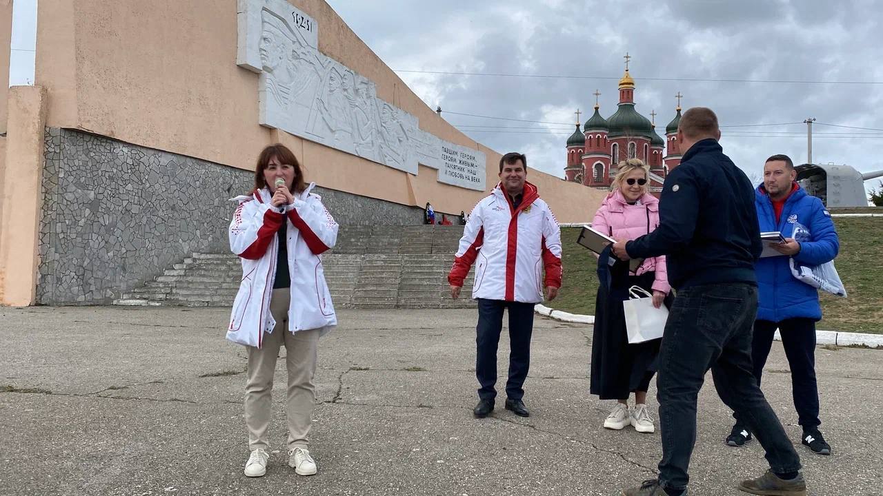 В селе Геническая горка развернули 800-метровый флаг региона В селе Геническая горка развернули 800-метровый флаг региона