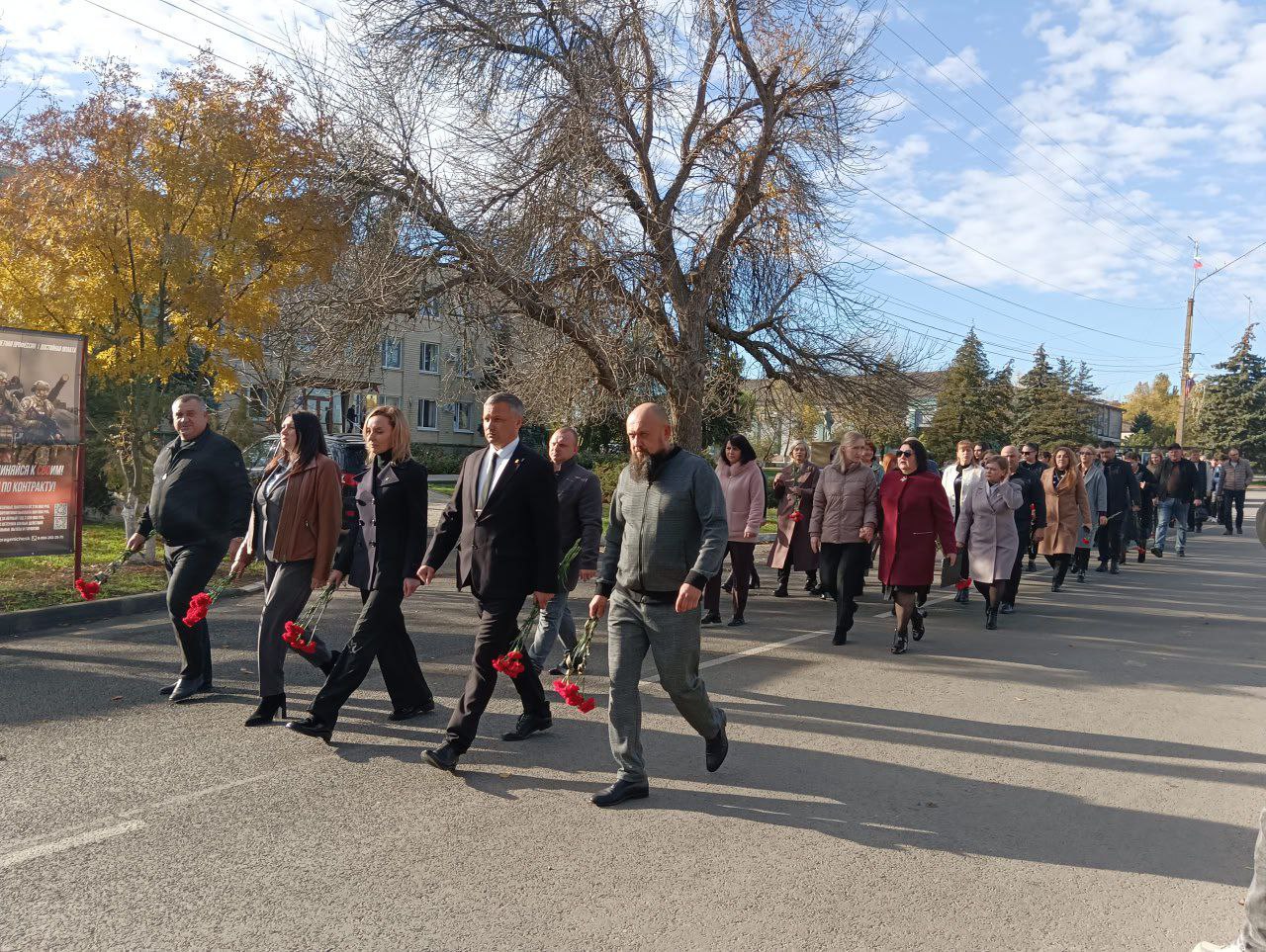 У мемориала Славы в Новотроицком прошел митинг, посвященный 82-й годовщине освобождения от немецко-фашистских захватчиков