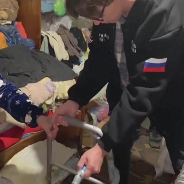 Обычный день в Геническе.. Мы приехали к одинокой жительнице города, чтобы передать ей средства технической реабилитации и средства гигиены