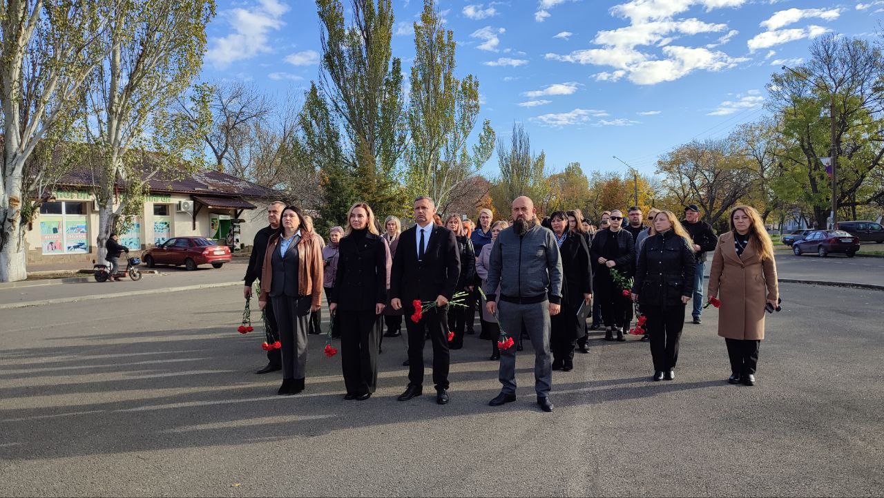 Ольга Осипенко: Возложили цветы к монументу Славы и Братским могилам воинов Советской Армии в честь 82-летия освобождения Новотроицкого от немецко-фашистских захватчиков