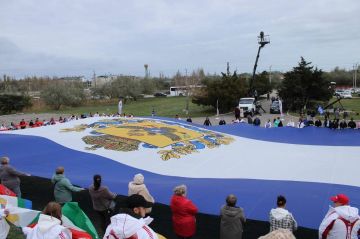 В селе Геническая горка развернули 800-метровый флаг региона