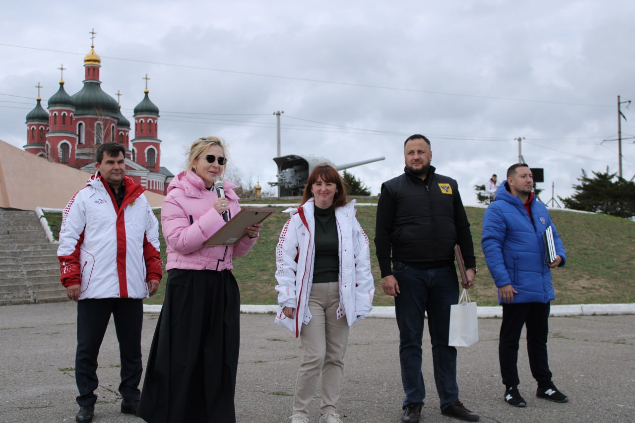 В Херсонской области развернули 880-метровый флаг в честь наступающего Дня народного единства В Херсонской области развернули 880-метровый флаг в честь наступающего Дня народного единства